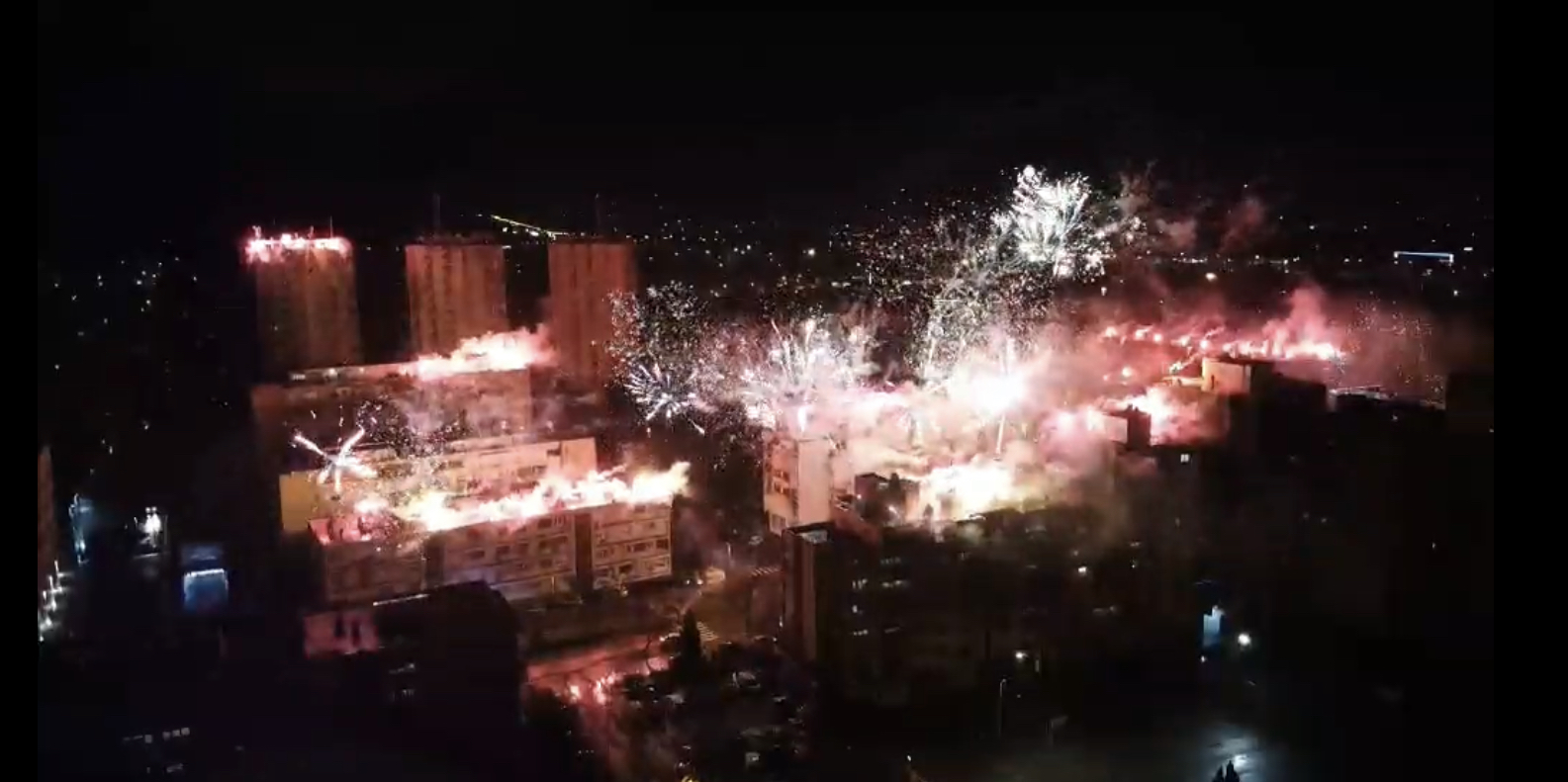 Baston i Podgorica na nogama: Bakljada i vatromet u čast Božića i mitropolita Amfilohija! (VIDEO)
