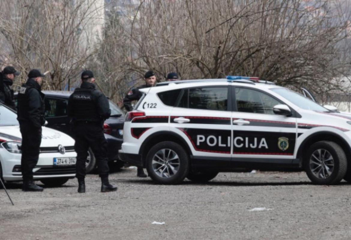 Haos u Sarajevu: Migranti prevrnuli nekoliko vozila, povrijeđeni policajci (VIDEO)