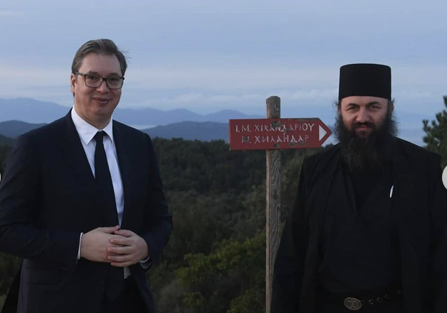 Vučiću na Hilandaru ukazana najveća čast, dočekali ga sa tri zastave!