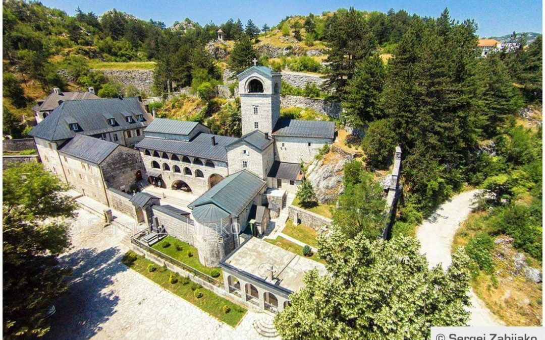 Mitropolija: Ljudi iz drugih gradova da ne dolaze ispred Cetinjskog manastira da lože badnjake!