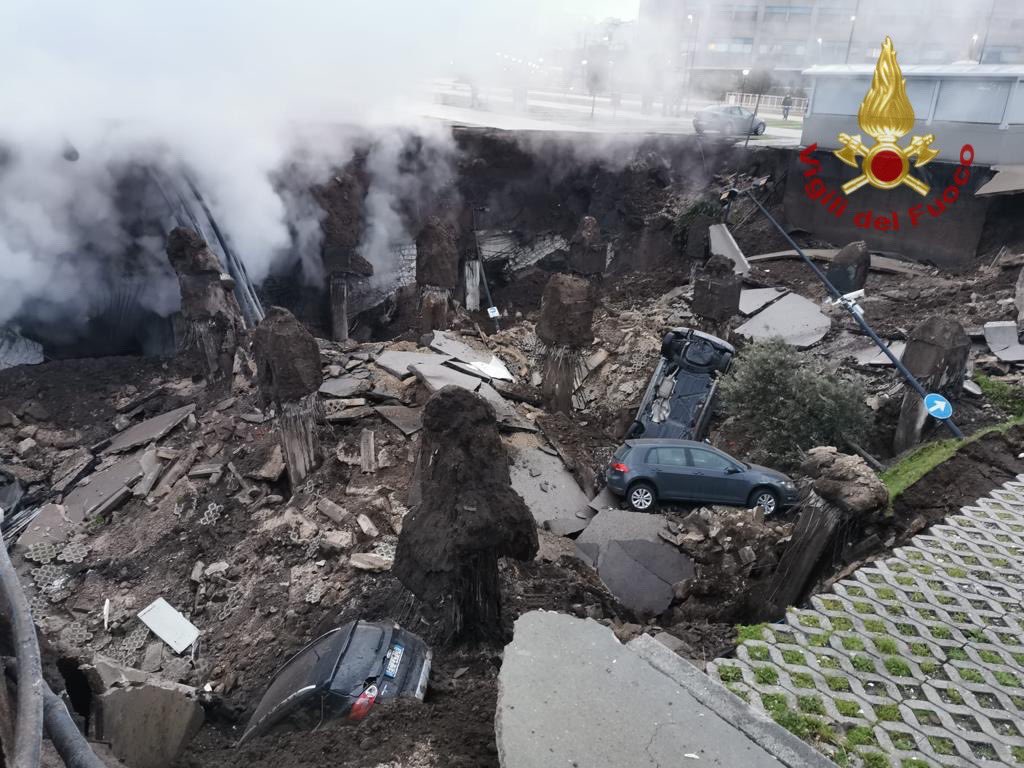 Italija: U Napulju se otvorila ogromna rupa, zemlja progutala automobile (VIDEO)