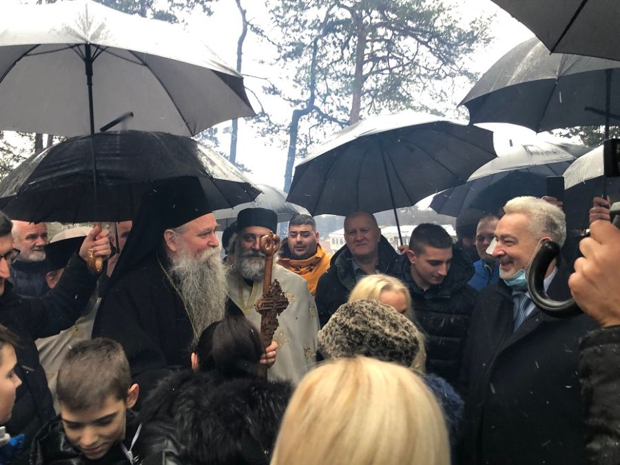 Vladika Joanikije i Krivokapić nalagali badnjake u Nikšiću