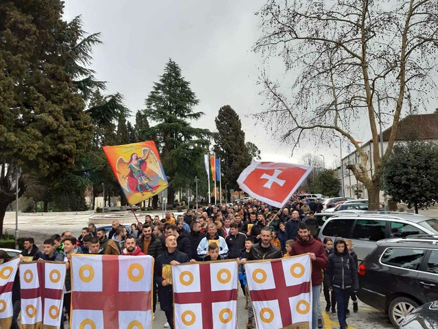 Građani uzeli stvar u svoje ruke: Hiljadu Danilovgrađana traži hitnu smjenu policajaca koji su ih maltretirali!