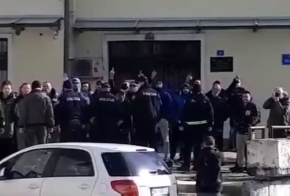 Više Cetinjana saslušano zbog vrijeđanja Krivokapića i Abazovića