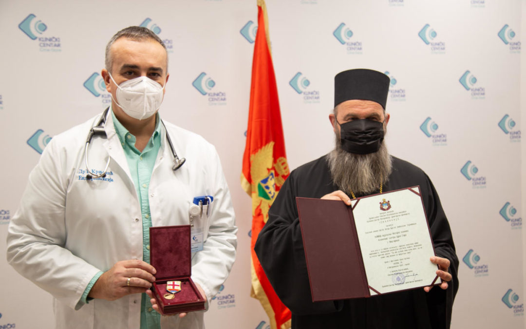 Mitropolija crnogorsko-primorska poklonila zlatni medaljon i 1.000 evra KCCG