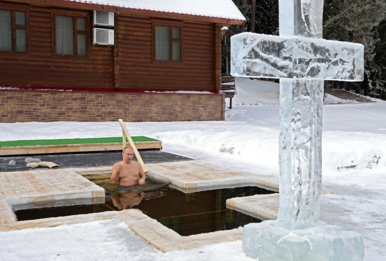 Prekrstio se, pa zaronio u hladnu vodu: Putin obilježio Bogojavljenje