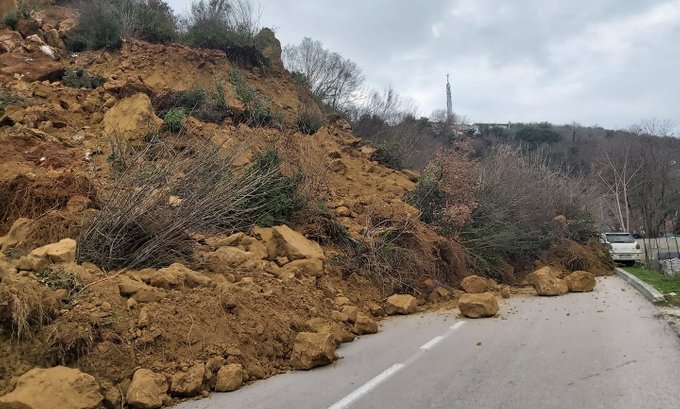 Zemlja se obrušila na dva automobila u Ulcinju, jedna osoba povrijeđena