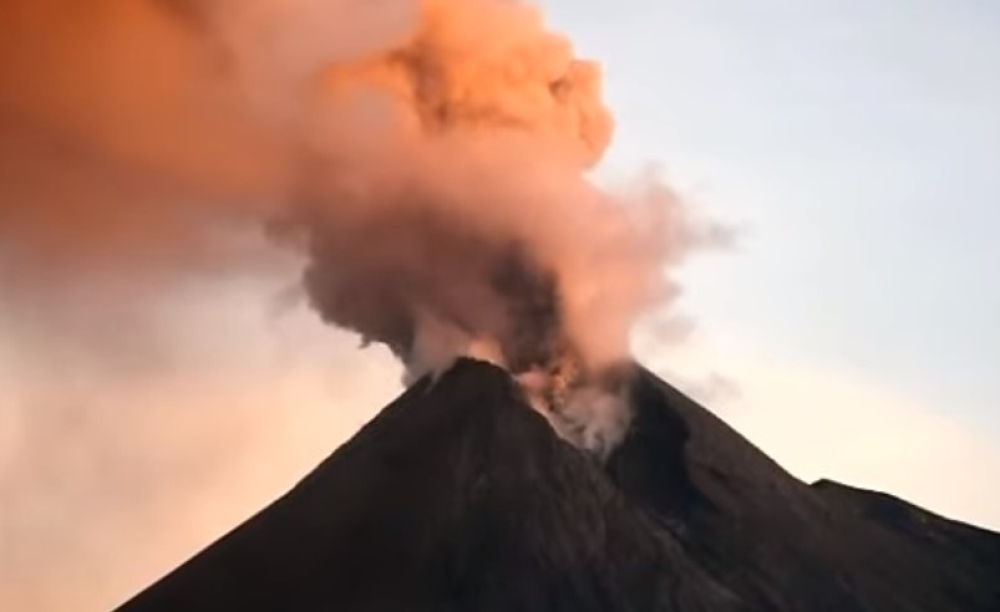 Proradio vulkan u Indoneziji