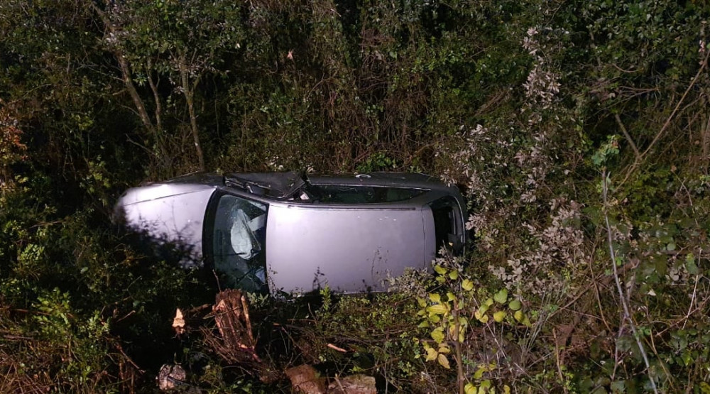 Tivat: Automobil sletio s puta i zapalio se