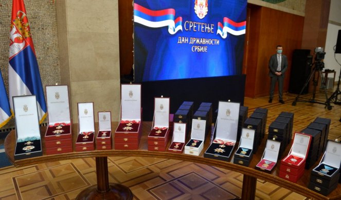Vučić uručio odlikovanja povodom Dana državnosti (FOTO/VIDEO)