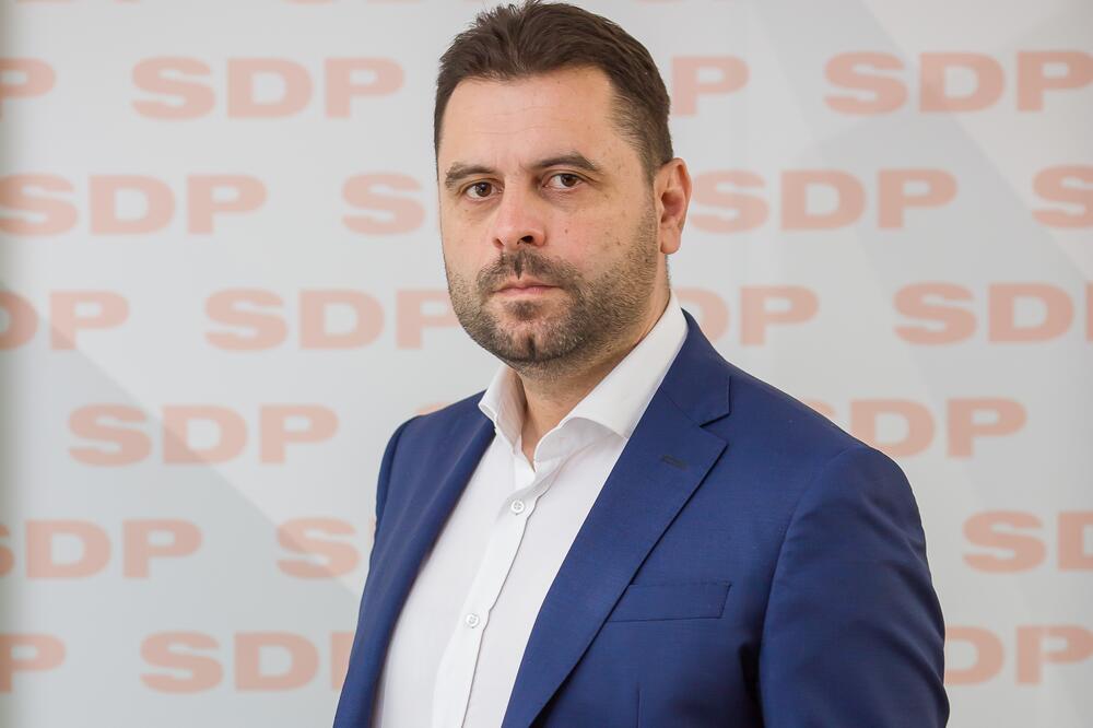 Vujović: Vlast ima izbor, uz EU ili uz radikalnu desnicu