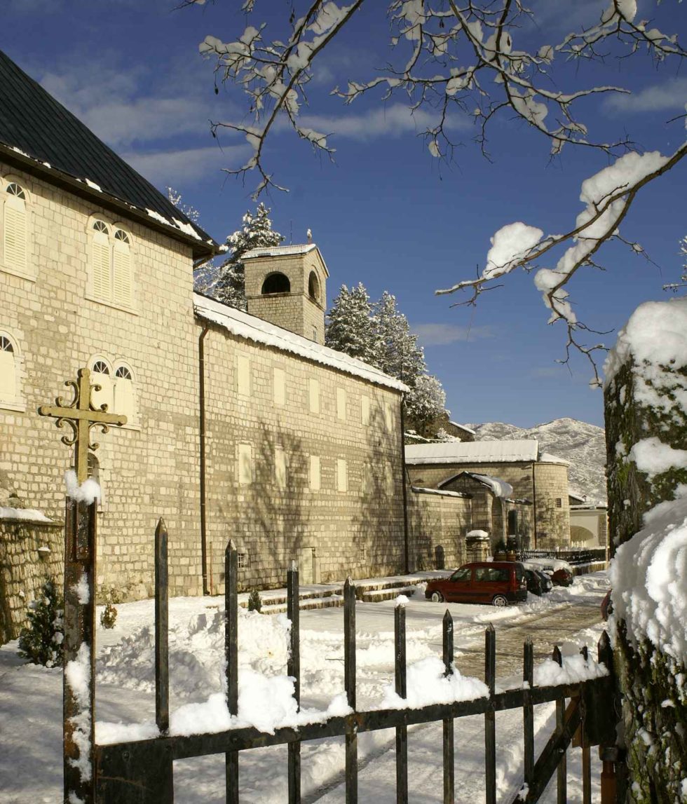 Još jedan sraman potez vandala: Oskrnavljen Cetinjski manastir