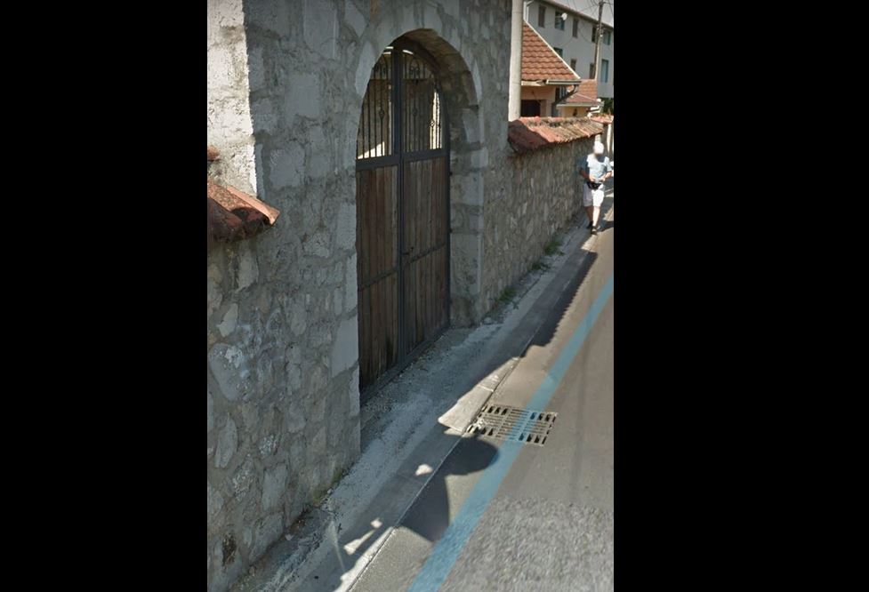 Zašto se tek sad reaguje: Grafit sa četiri ocila već pet godina osviće na džamiji Osmanagića (FOTO)