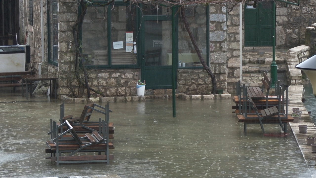 Mještani Dodoša do kuća mogu samo čamcima: Problem za oko 200 porodica