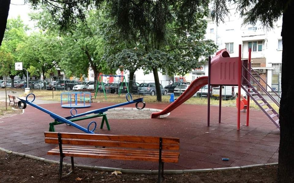 Roditelji tvrde da nemaju gdje sa djecom: I pored zabrane građani se okupljaju na igralištima
