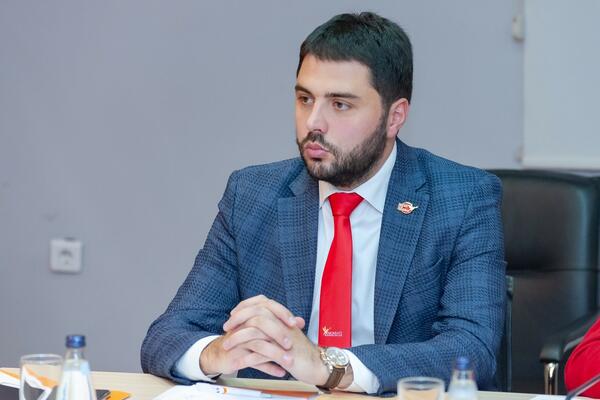 “Pokradeš državu, pa je tužiš, to je patriotizam Đukanovića”