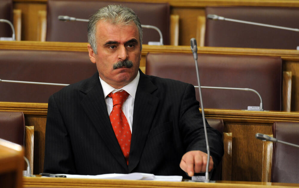 Ludilo se nastavlja: Ministar DPS-a hoće da sjedne u fotelju Vesne Medenice!