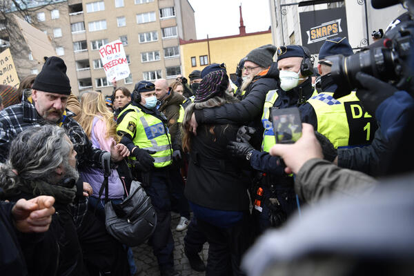 Protest protiv restriktivnih mjera u Stokholmu