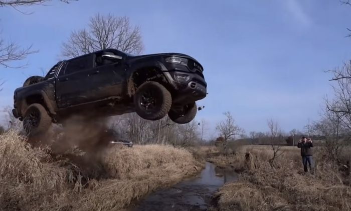 Sve za preglede: Mladom jutjuberu 18 krivičnih prijava zbog bahate vožnje (VIDEO)