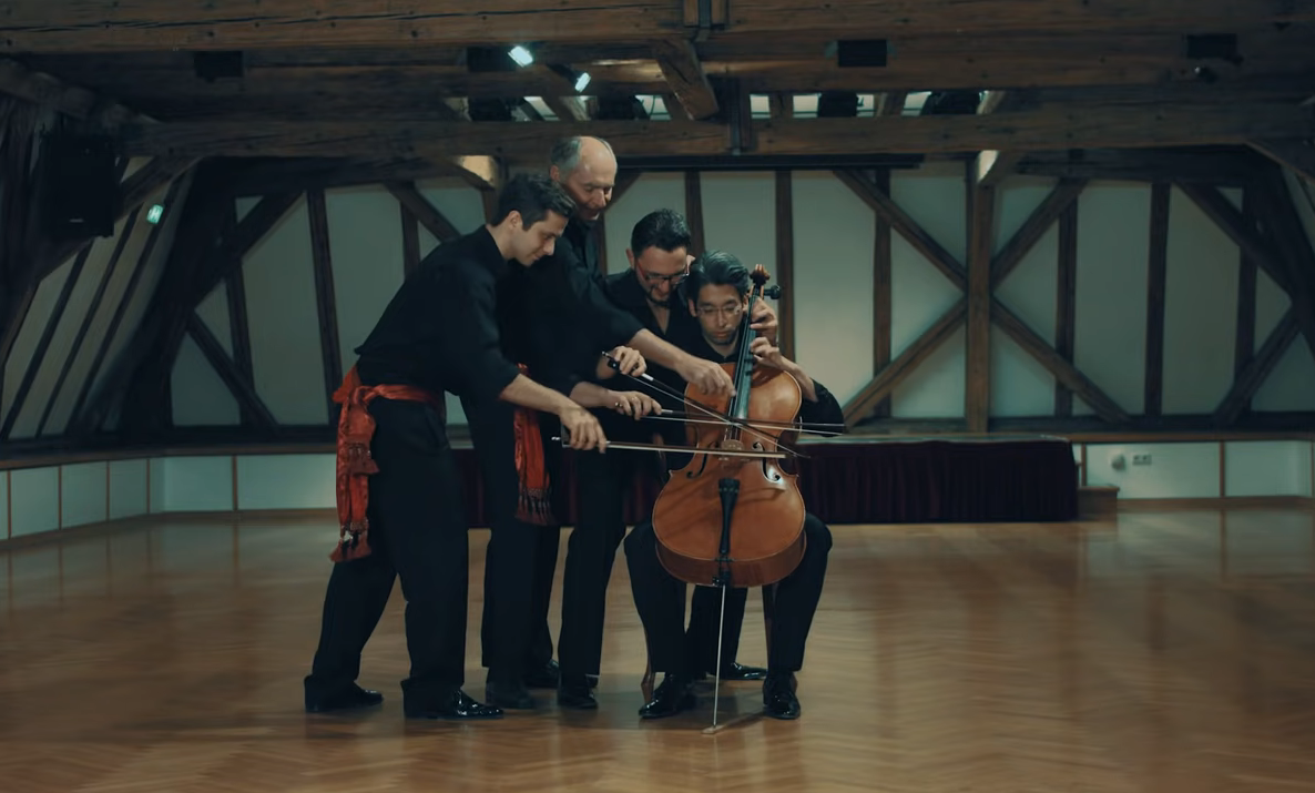 Četiri muzičara izvode Bolero na jednom violončelu