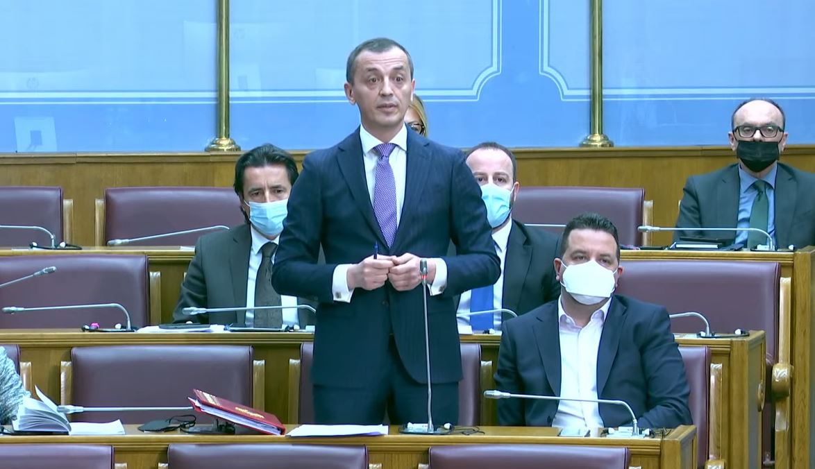 Boškoviću smetaju trobojke: Ko ne voli crvenu zastavu nema šta da radi u Vojsci