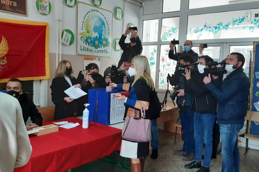Predstavnici opozicije tvrde: Predsjednik biračkog odbora Marko Perišić sa dva prsta pozdravio Sanju Damjanović