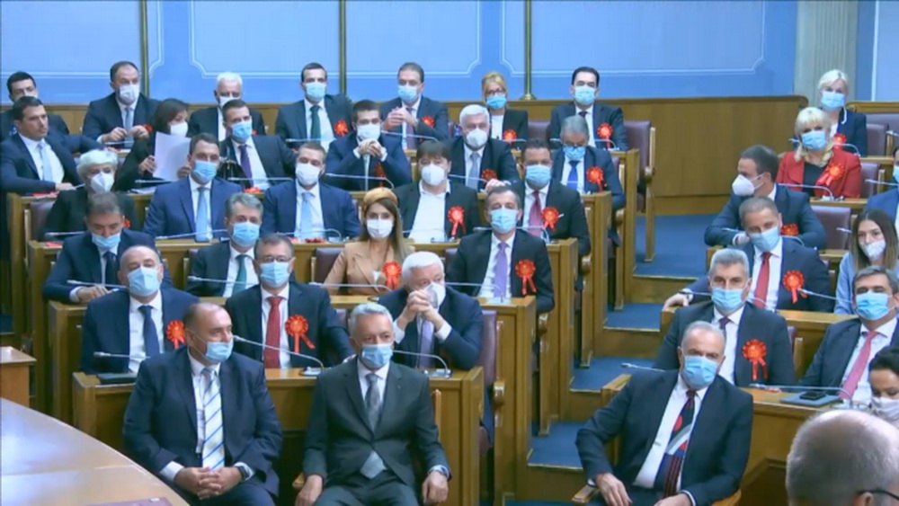 Srebrenica je maska za lopovluk: Genocid je i svaka roditeljska suza radnika kojeg ste ostavili bez posla da bi obogatili kumove i prijatelje!