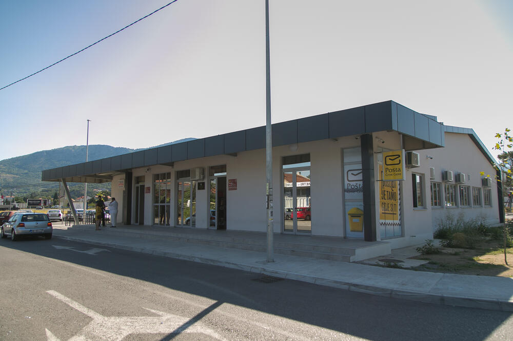 Opljačkana Pošta na Zlatici: Napadač isprskao radnicu biber sprejom i ukrao 415 evra
