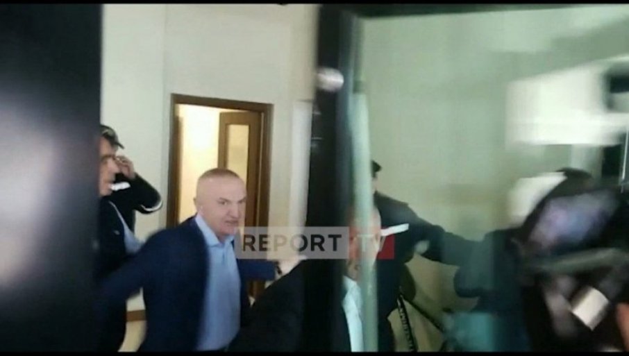 Ne jenjava sukob predsjednika i premijera Albanije: Iljir Meta se sukobio sa policijom