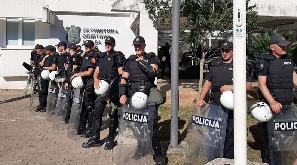 Pet policajaca na provjeri zbog veze sa klanovima
