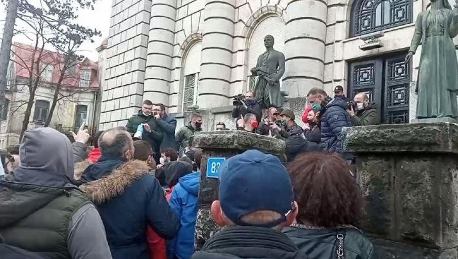 Osmomartovska „čestitka“ u horskom izvođenju tzv. intelektualaca i komita: Na dan žena psovali majke na Cetinju (VIDEO)