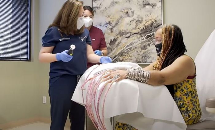 Žena sa najdužim noktima na svijetu skratila ih prvi put nakon 30 godina (VIDEO)