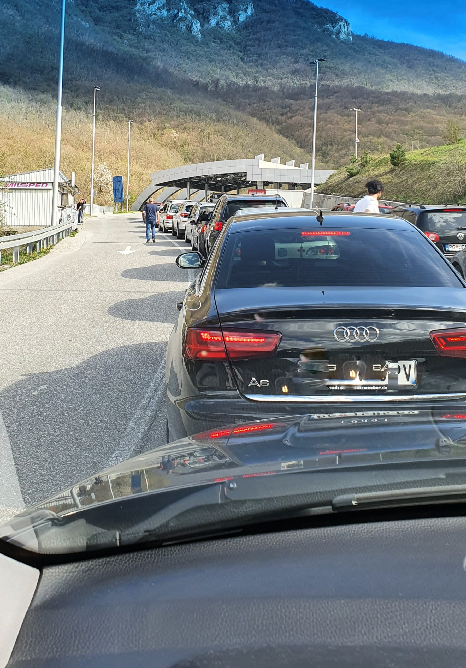 Kolaps na graničnom prelazu Dobrakovo: Graničari detaljno pretresaju vozila koja ulaze iz Srbije