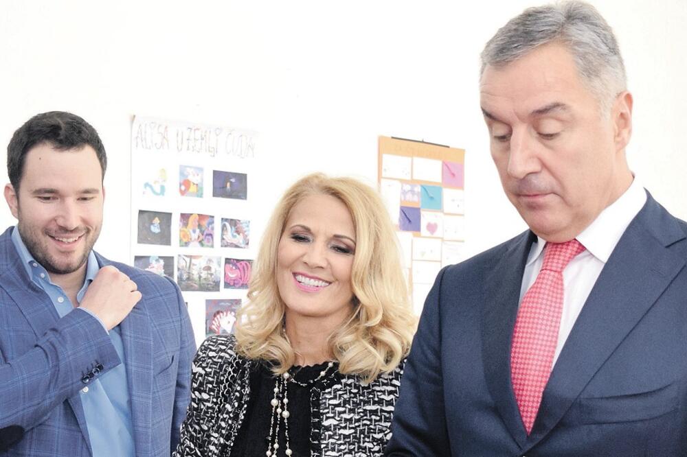 Dok narod nema hljeba da jede Đukanovići šiju crnogorsku zastavu: Lidija i Blažo „pogurali“ komite sa po 500 evra!