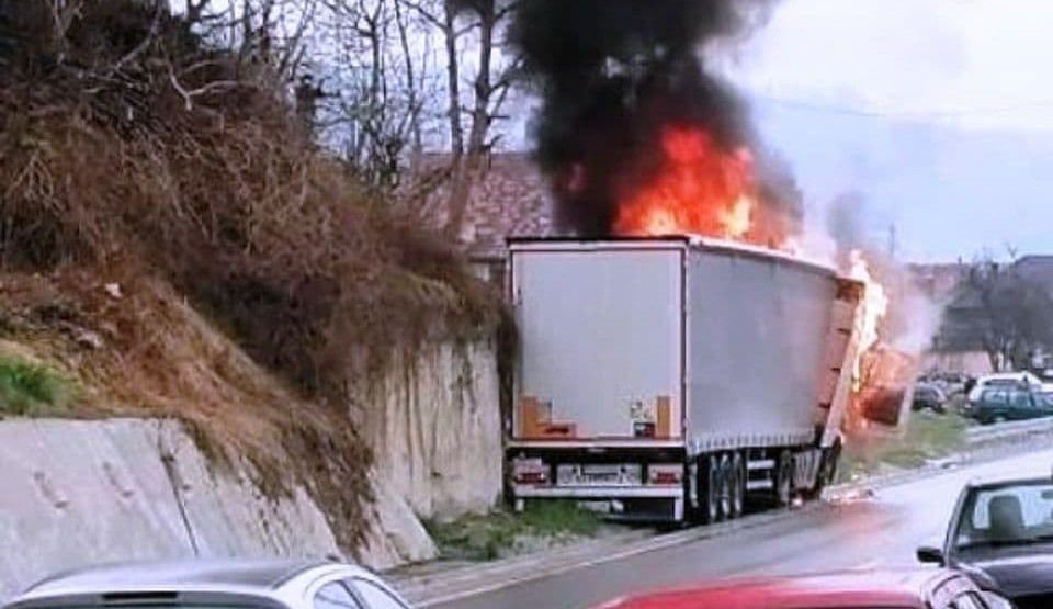 Kamion u Bijelom Polju se zapalio tokom vožnje