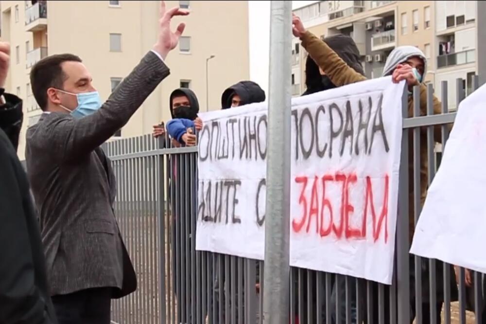 Vukovića na Zabjelu dočekali protesti: FK „Zabjelo“ se gasi, Ljubović se ruši!