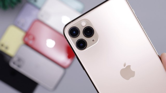 iPhone sa pogrešno utisnutim logom prodat za 2.700 dolara