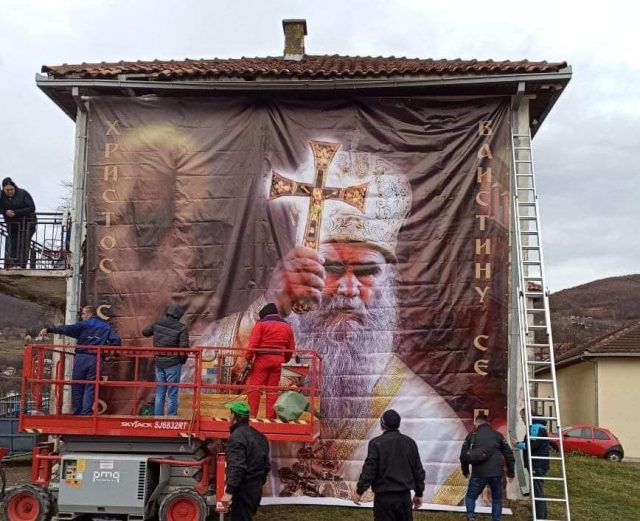 „Komite“ ne miruju: U Mojkovcu ponovo oskrnavili mural mitropolitu Amfilohiju (FOTO)