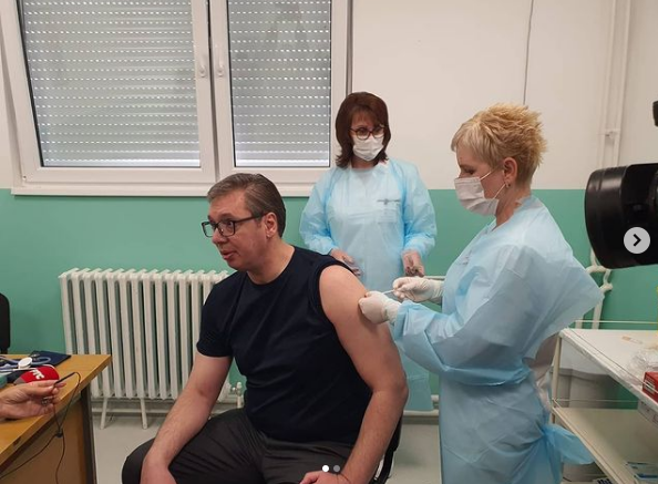 Vučić se revakcinisao u selu kod Doljevca: Medicinsko osoblje obradovao buketima cvijeća