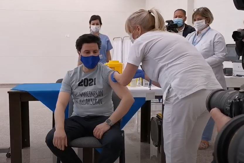 Abazović primio vakcinu AstraZeneka: Cilj je da uđemo u sistem vakcinacije i vratimo svoju slobodu
