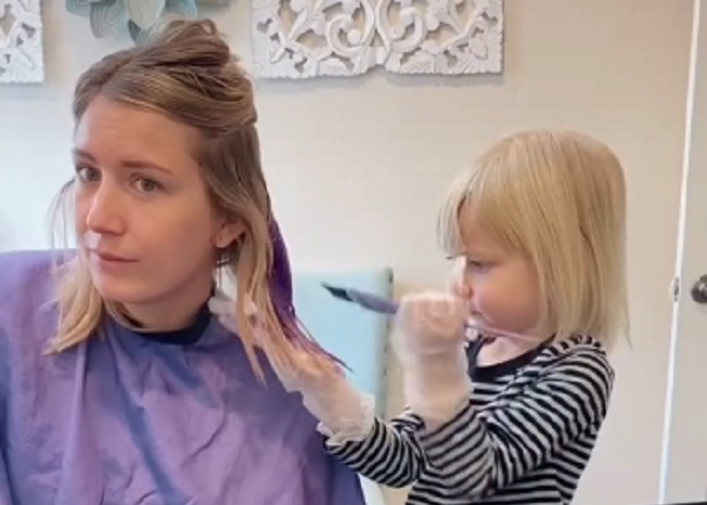 Mama dopustila trogodišnjoj ćerki da joj oboji kosu, rezultat će vas zapanjiti (VIDEO)