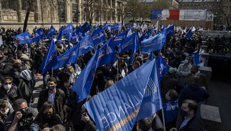 Policajci protestvovali u Parizu zbog oslobađanja maloljetnika