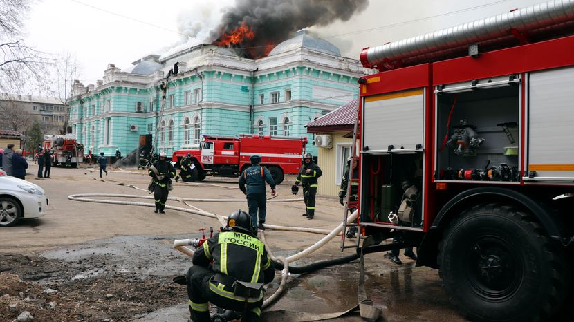 Herojski čin ljekara: Dva sata operisali srce pacijenta dok je bolnica bila u plamenu