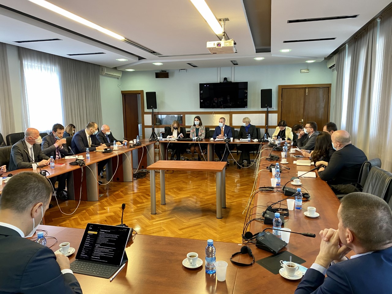 Vlada u saradnji sa poslovnim bankama pomaže privredi