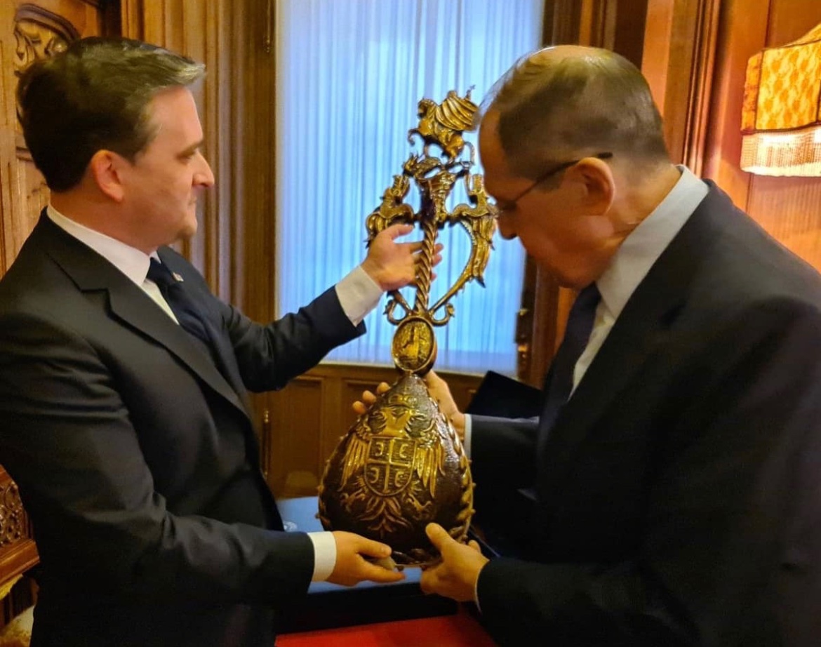Selaković Lavrovu uručio poklon: Gusle-čuvar srpske istorije i tradicije (FOTO)
