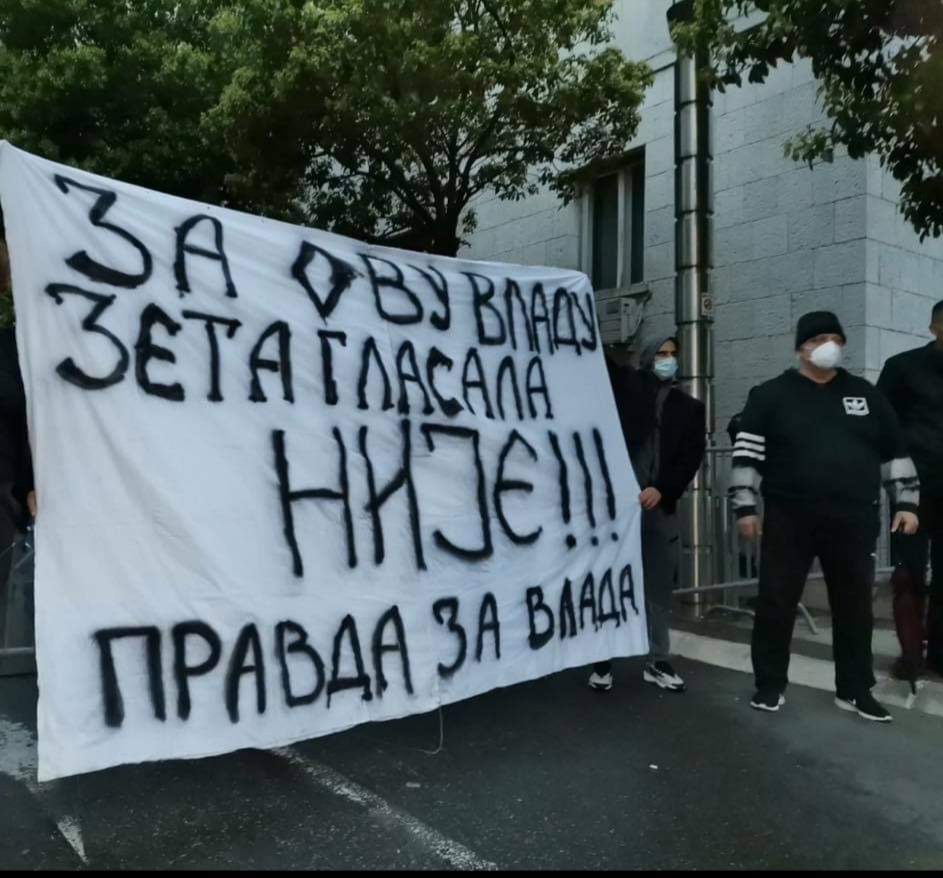 Narod i noćas protestvuje protiv Krivokapića: Ispred Vlade građani skandiraju premijeru da je izdajnik i pozivaju ga da dođe da ih pogleda u oči!