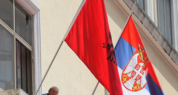 Incident u Bujanovcu: Zamjenik predsjednika opštine skinuo srpsku zastavu i postavio albansku (VIDEO)