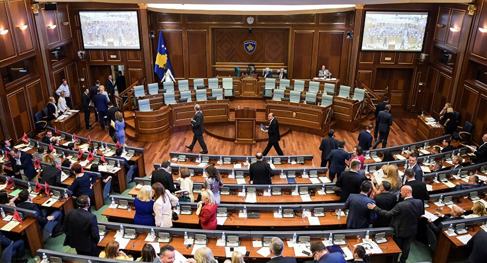 Na ivici tuče: Leti perje u skupštini Kosova zbog OVK