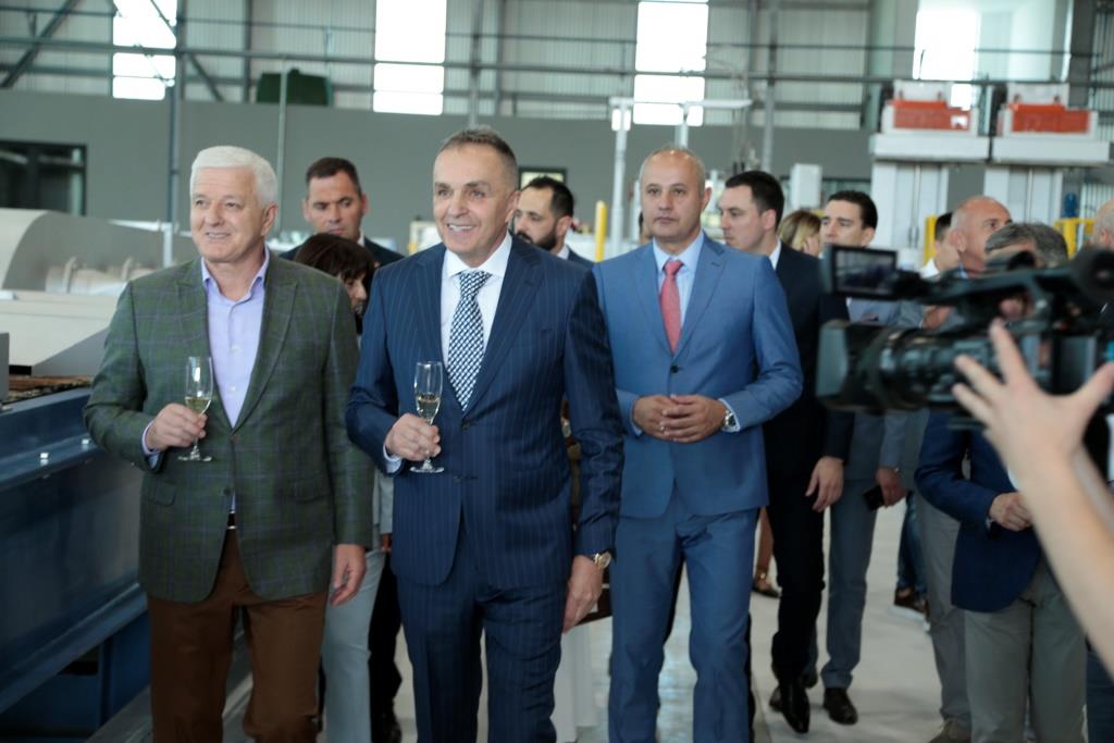 Da li je Crna Gora i svojim rukama uništila KAP: Bivši režim DPS-a pomogao da hiljade ljudi ostanu bez posla!