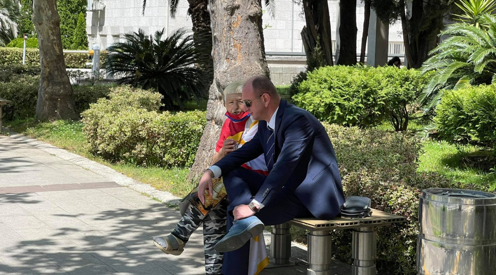 Susret Milana Kneževića i Dare sa Smokovca na klupi ispred parlamenta